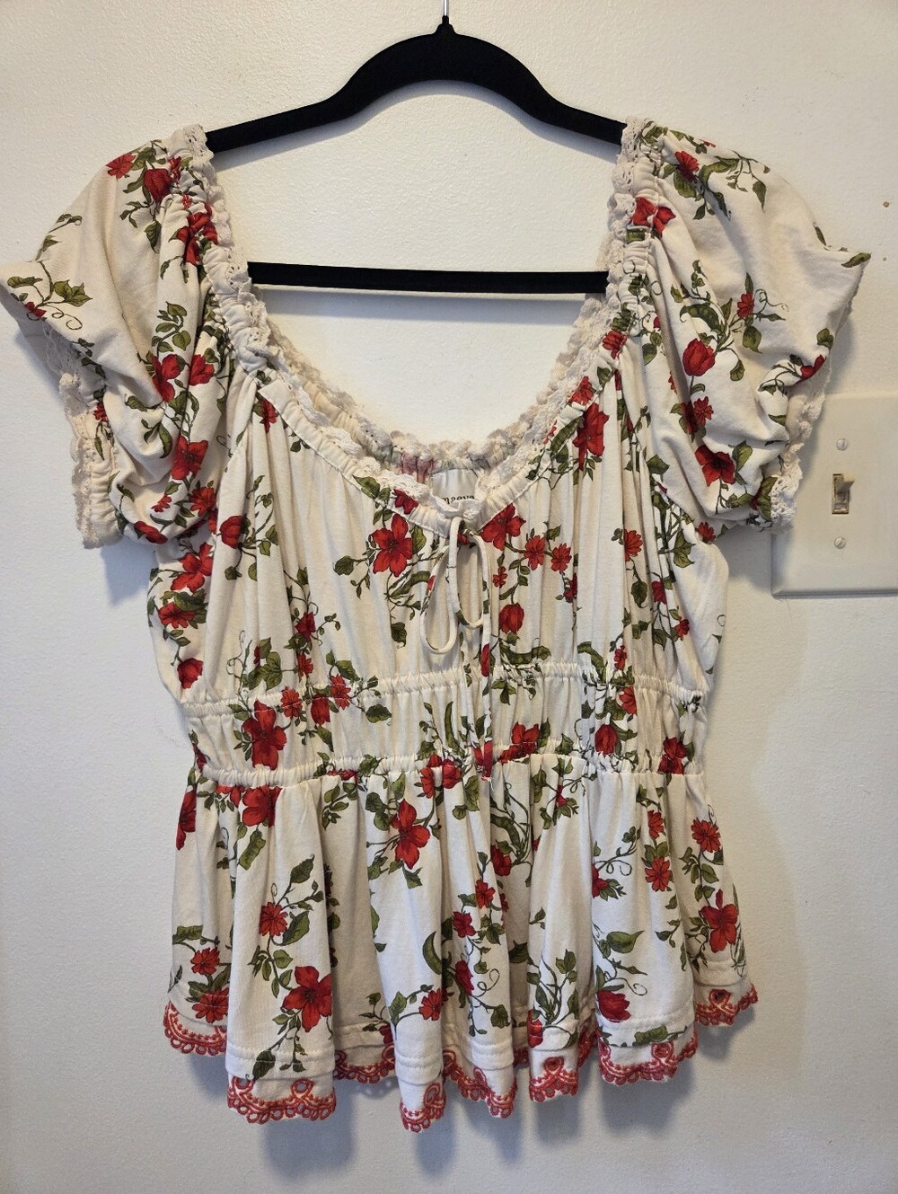 Maeve Anthroplogie White Floral Peasant Blouse with Red Flowers